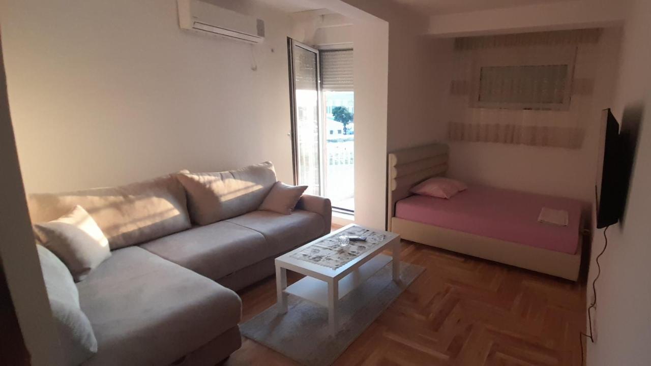Apartment Luka ポドゴリツァ エクステリア 写真
